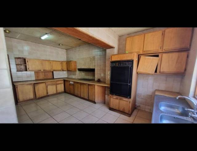 7 BEDROOM HOUSE FOR SALE IN KENSINGTON